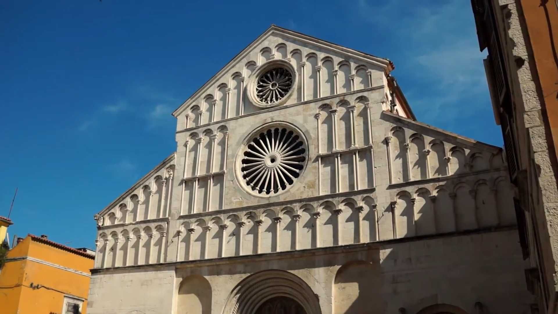 Pročelje katedrale sv. Stošije u Zadru s romaničkim lukovima i velikom rozetom.