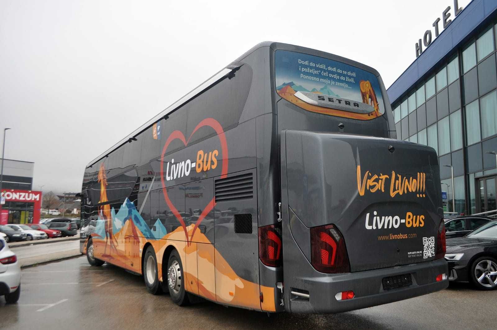 Stražnji pogled na autobus Livno-Bus parkiran ispred hotela