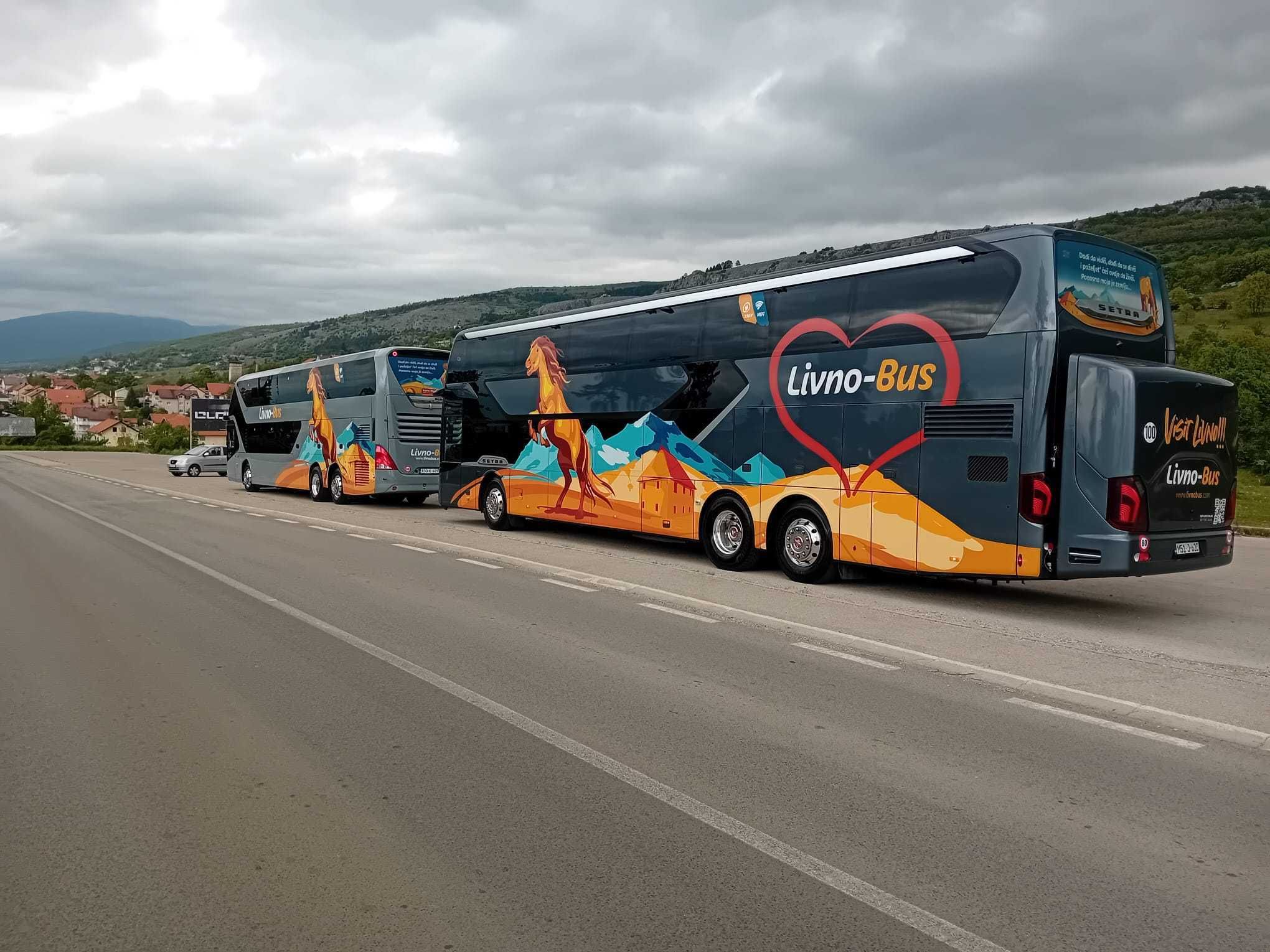 Livno-Bus autobusi parkirani uz cestu u blizini Livna.
