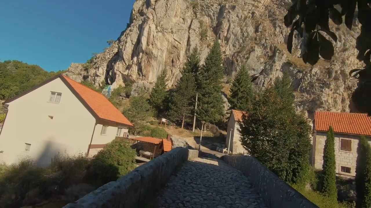 Kamena staza, kuće i stijene u Livnu tijekom sunčanog jesenskog dana.