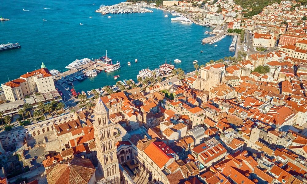 Makarska je popularno dalmatinsko letovalište poznato po prelepim plažama u podnožju planine Biokovo/shutterstock