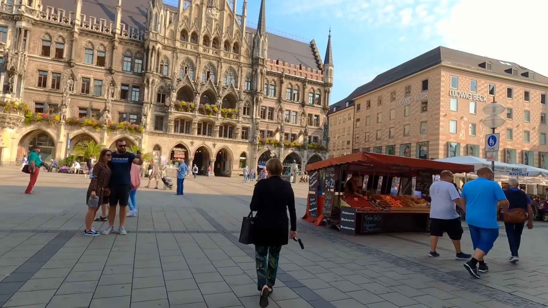Marienplatz u Münchenu s Novom gradskom vijećnicom i posjetiteljima na trgu.