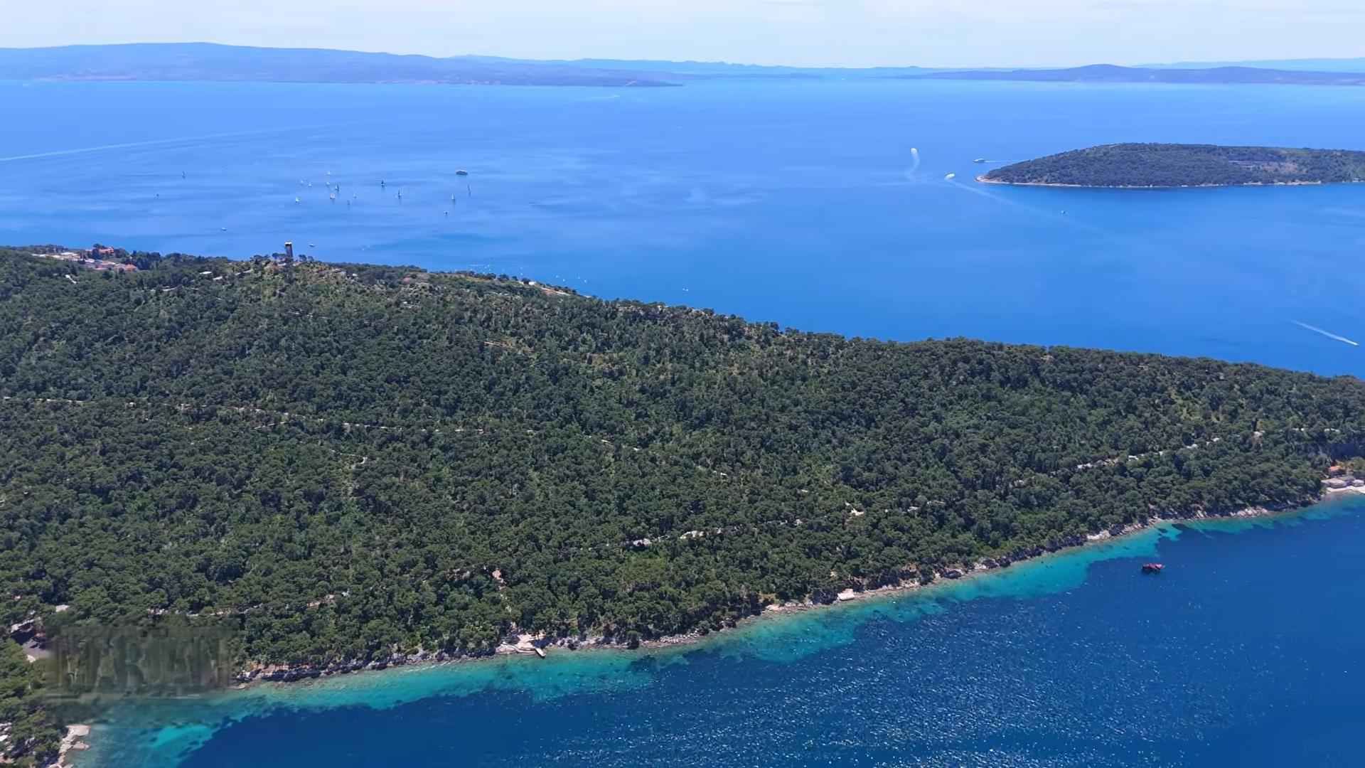 Pogled iz zraka na Marjan, šumu i obalu Splita.