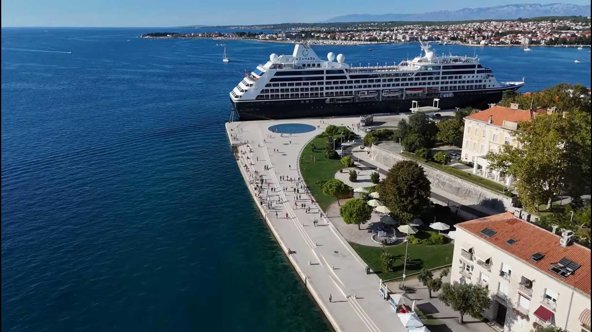 Pogled iz zraka na Morske orgulje, Pozdrav Suncu i kruzer uz zadarsku rivu.