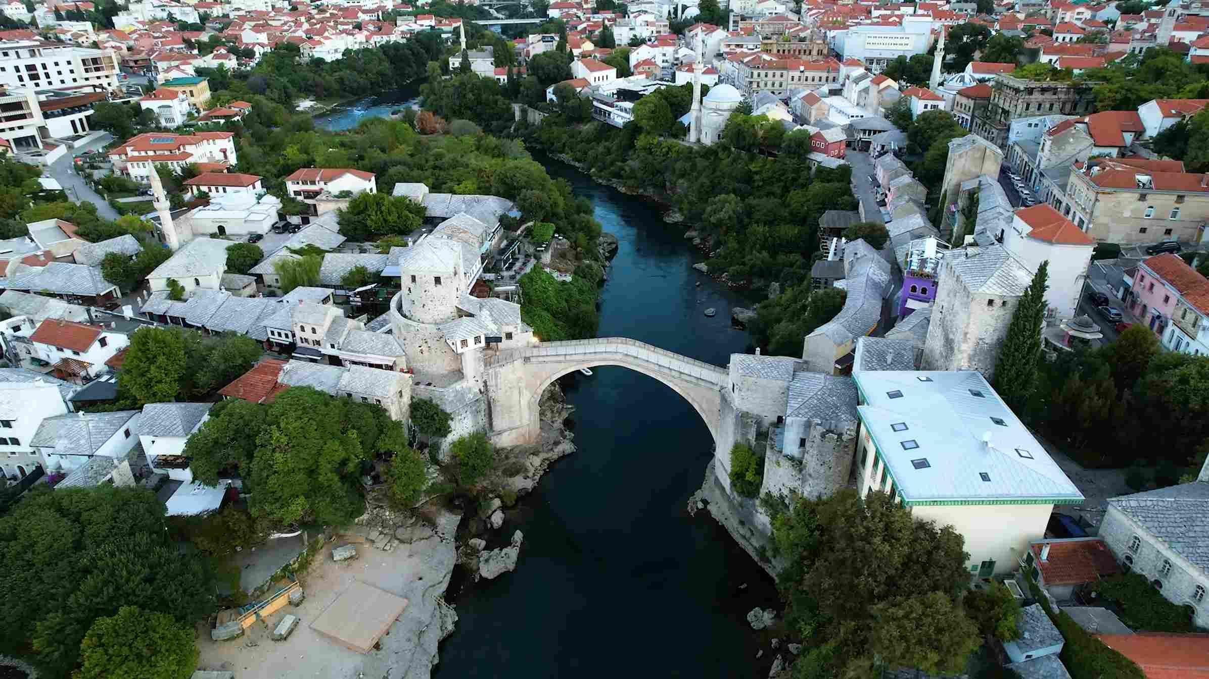 Pogled iz zraka na Stari most i povijesnu jezgru Mostara.