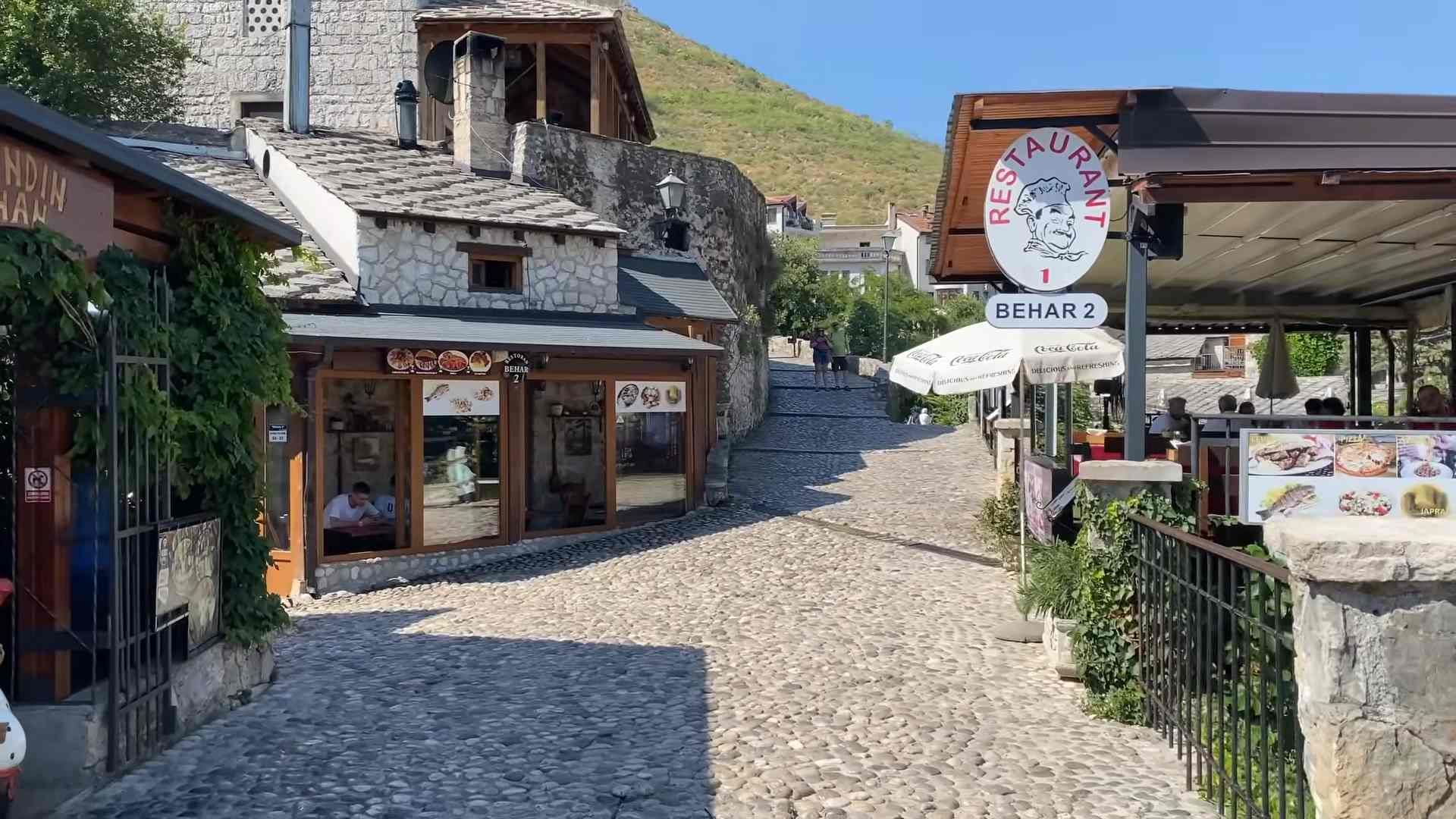 Kamena ulica s restoranima i tradicionalnim kućama u blizini Krive ćuprije u Mostaru.
