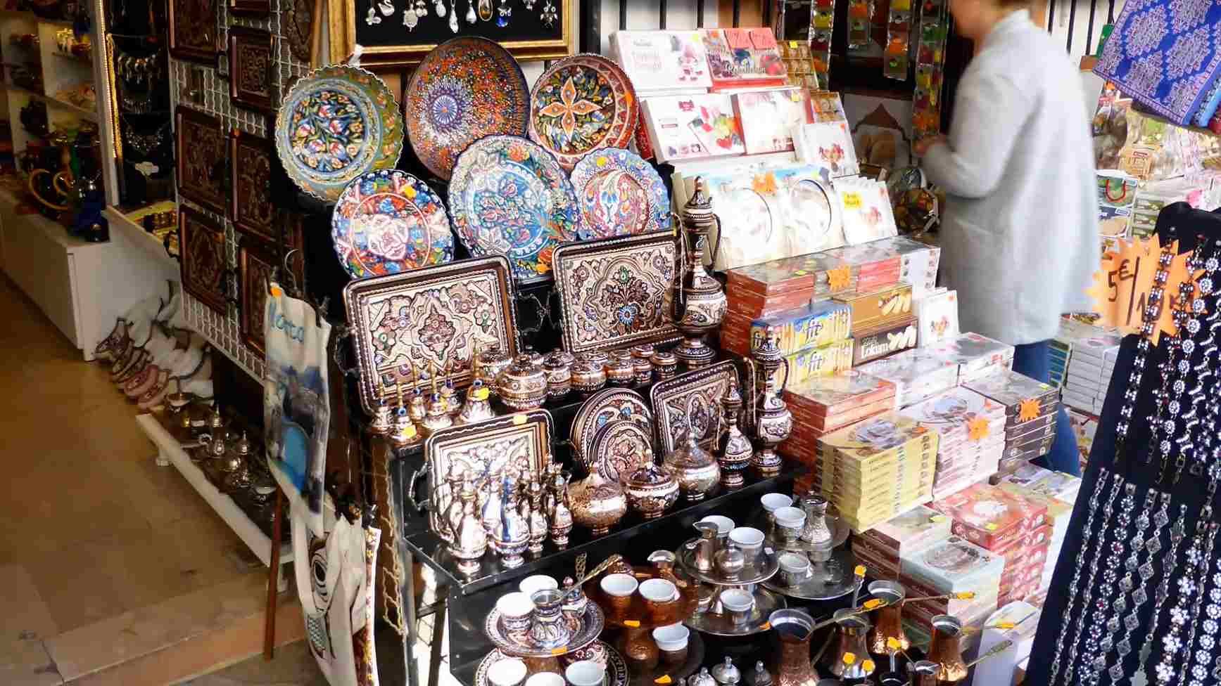 Štand sa suvenirima i tradicionalnim rukotvorinama u Kujundžiluku u Mostaru.