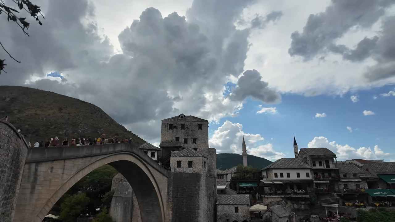 Pogled na Stari most i kamenu jezgru Mostara tijekom oblačnog jesenskog dana.