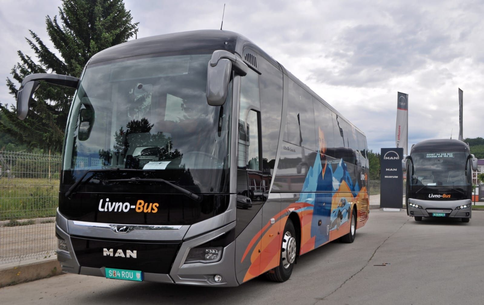 Livno-Bus autobus parkiran ispred servisnog centra prije polaska na put.