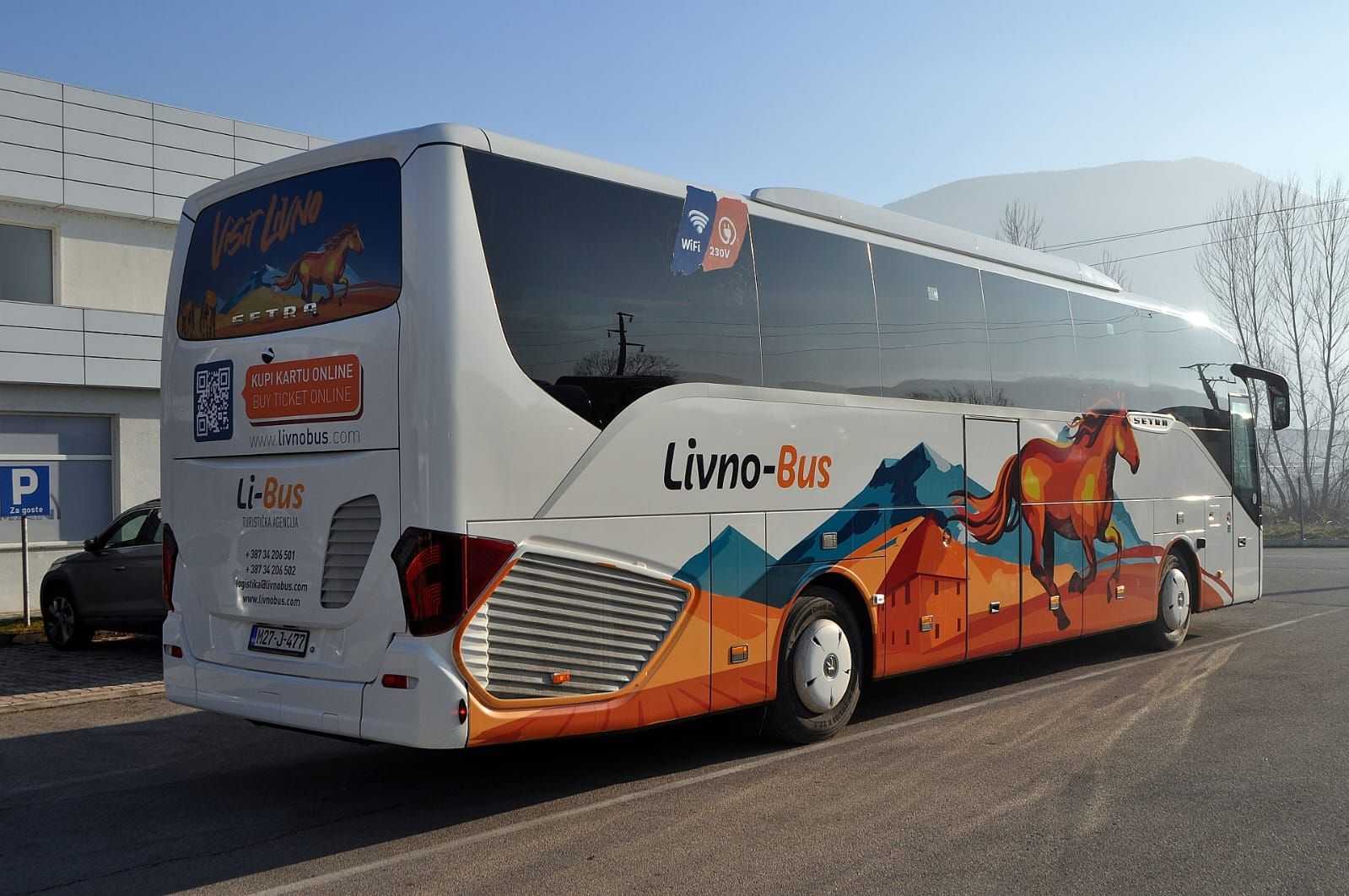Autobus Livno Bus parkiran na otvorenom s prepoznatljivom grafikom planina i konja