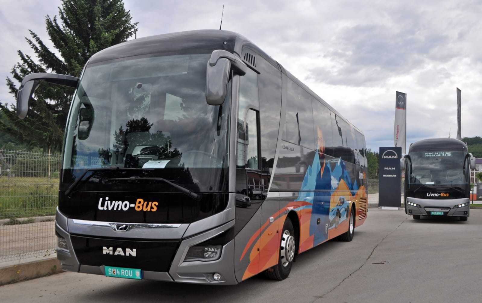 Dva Livno-Bus autobusa parkirana ispred servisnog centra.
