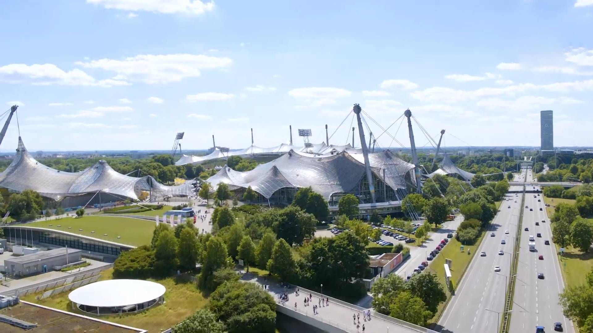 Zračni pogled na Olympiapark München s olimpijskim stadionom i karakterističnom krovnom konstrukcijom.