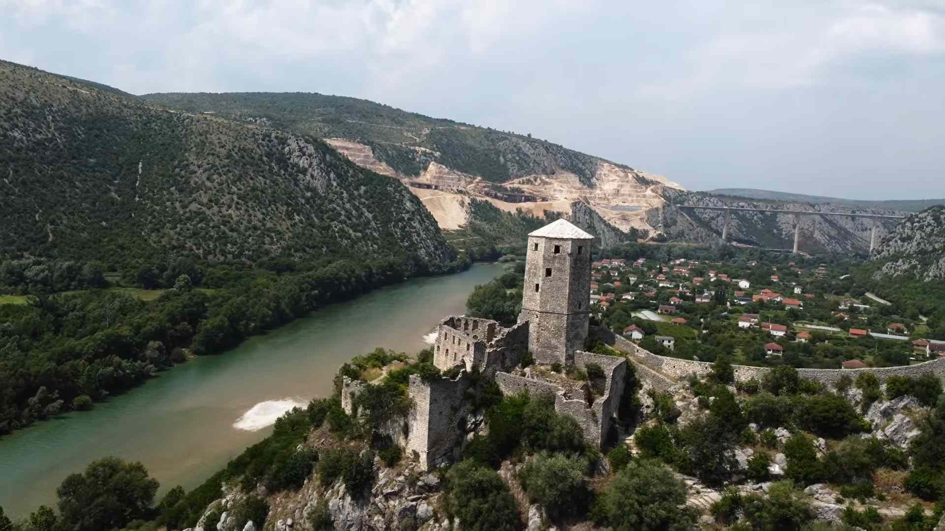 Pogled na kamenu tvrđavu Počitelj, rijeku Neretvu i okolne hercegovačke planine.