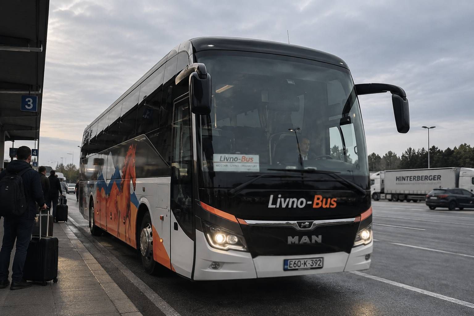 Autobus Livno-Bus na autobusnom kolodvoru s putnicima i prtljagom prije polaska.