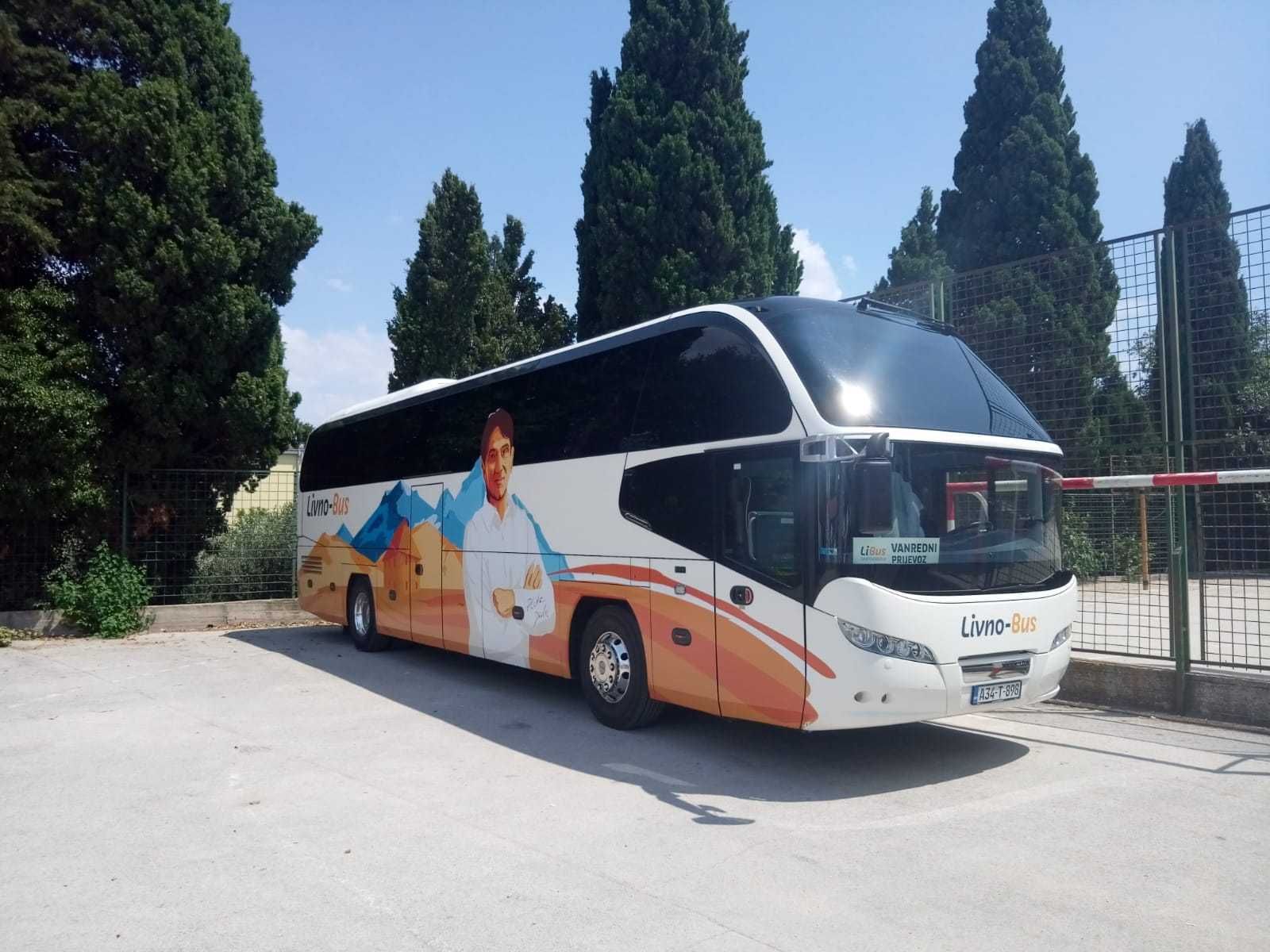 Autobus Livno Busa parkiran prije polaska prema Mostaru.