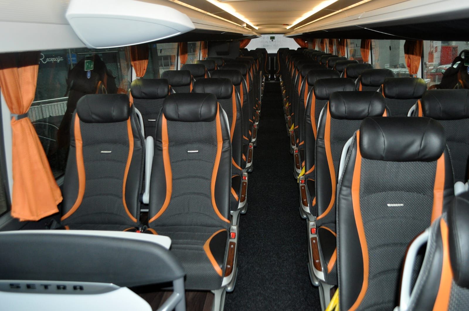 Unutrašnjost modernog autobusa s redovima udobnih sjedala