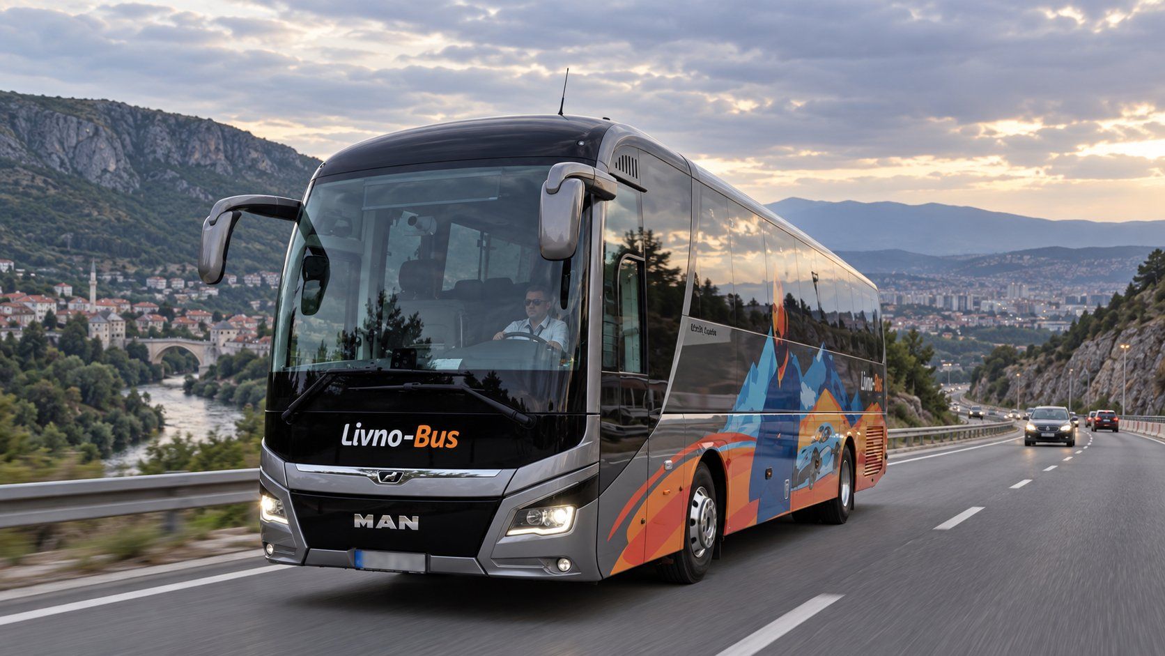 Livno-Bus autobus na cesti uz rijeku i planinski krajolik tijekom putovanja na liniji Mostar Zagreb.
