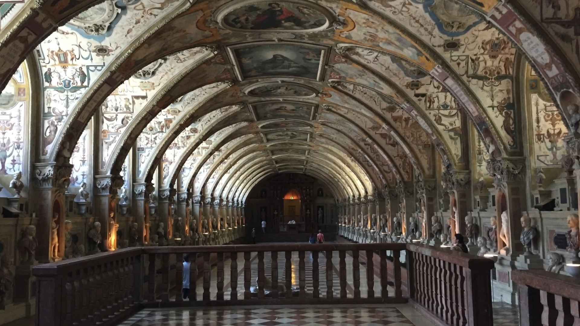 Ukrašena dvorana unutar Rezidencije u Münchenu s oslikanim svodom i povijesnim detaljima.