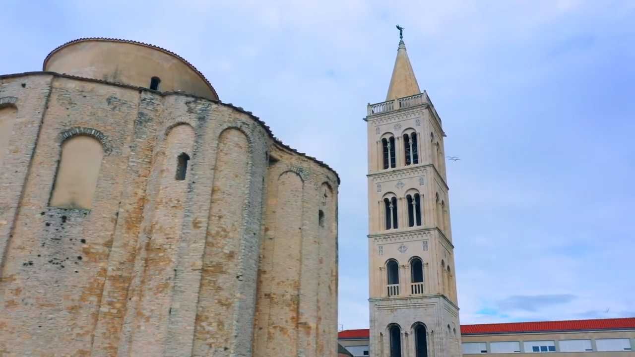 Crkva sv. Donata i zvonik katedrale sv. Stošije u povijesnoj jezgri Zadra.