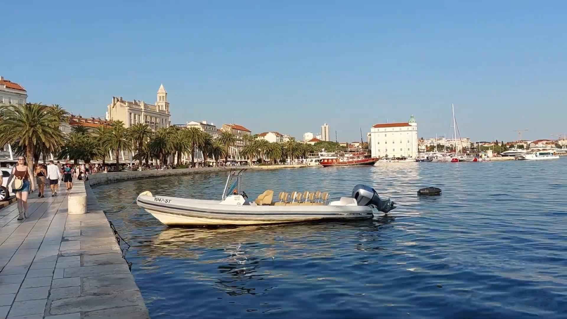 Pogled na splitsku Rivu, more i brodice uz obalu.