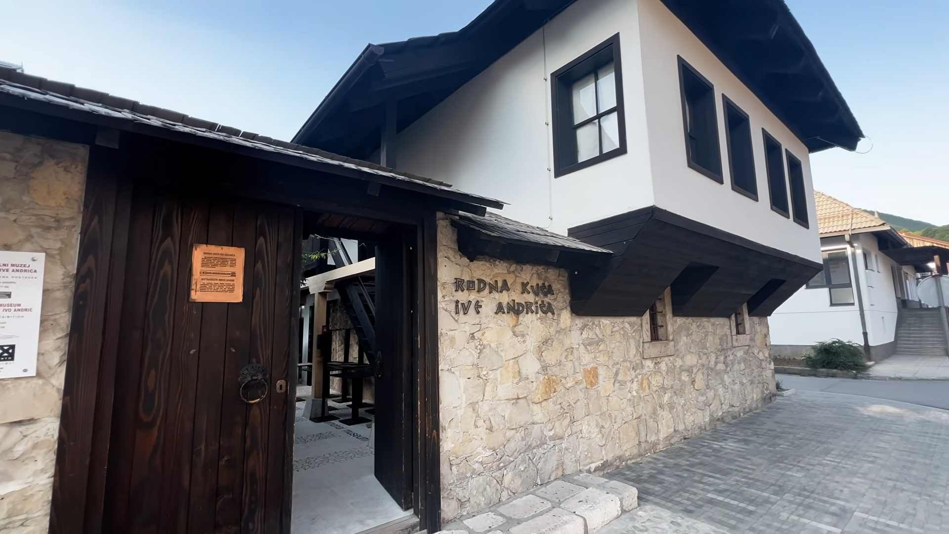 Rodna kuća Ive Andrića u Travniku s kamenim zidovima, drvenim vratima i tradicionalnom arhitekturom.