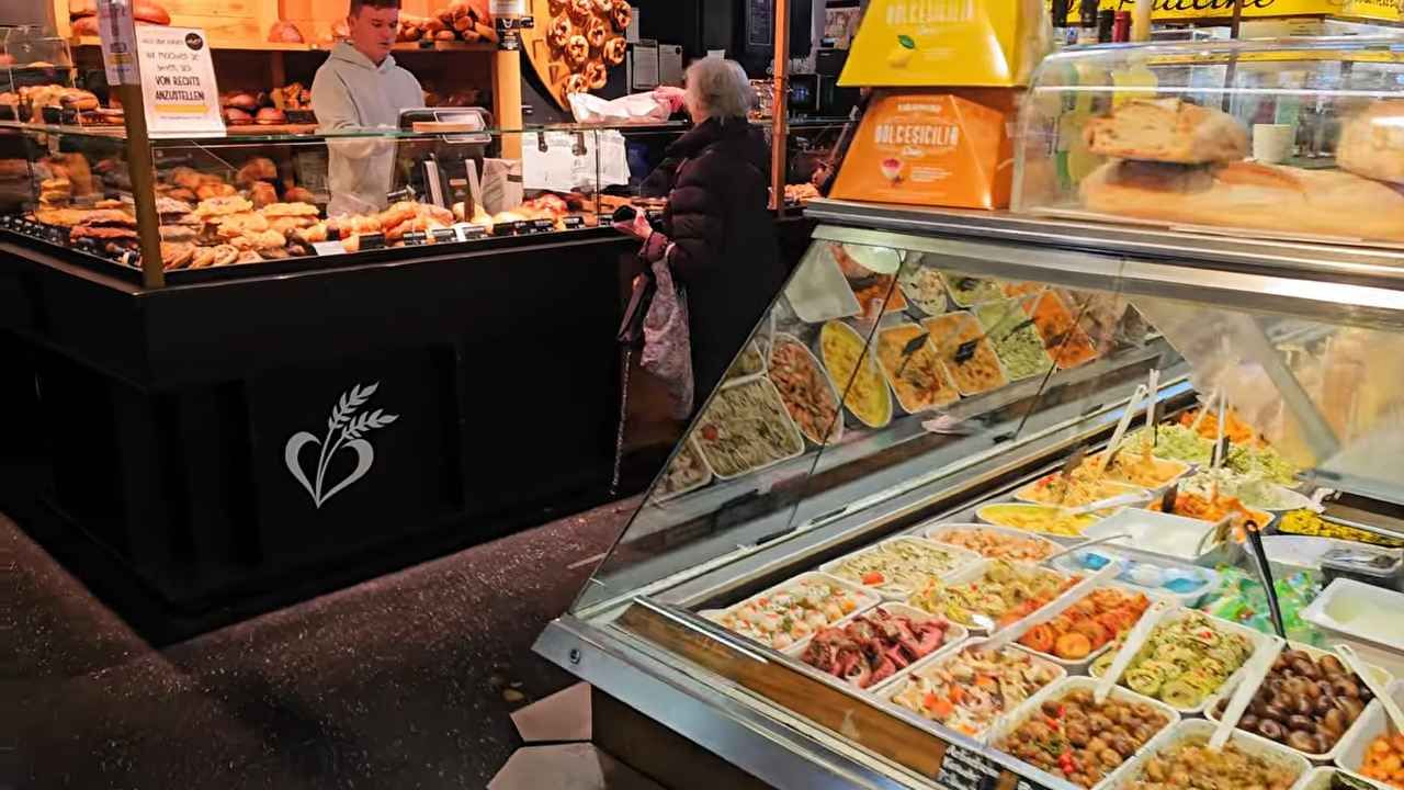 Štandovi sa svježim pecivima, salatama i gotovim jelima na tržnici Kleinmarkthalle u Frankfurtu.