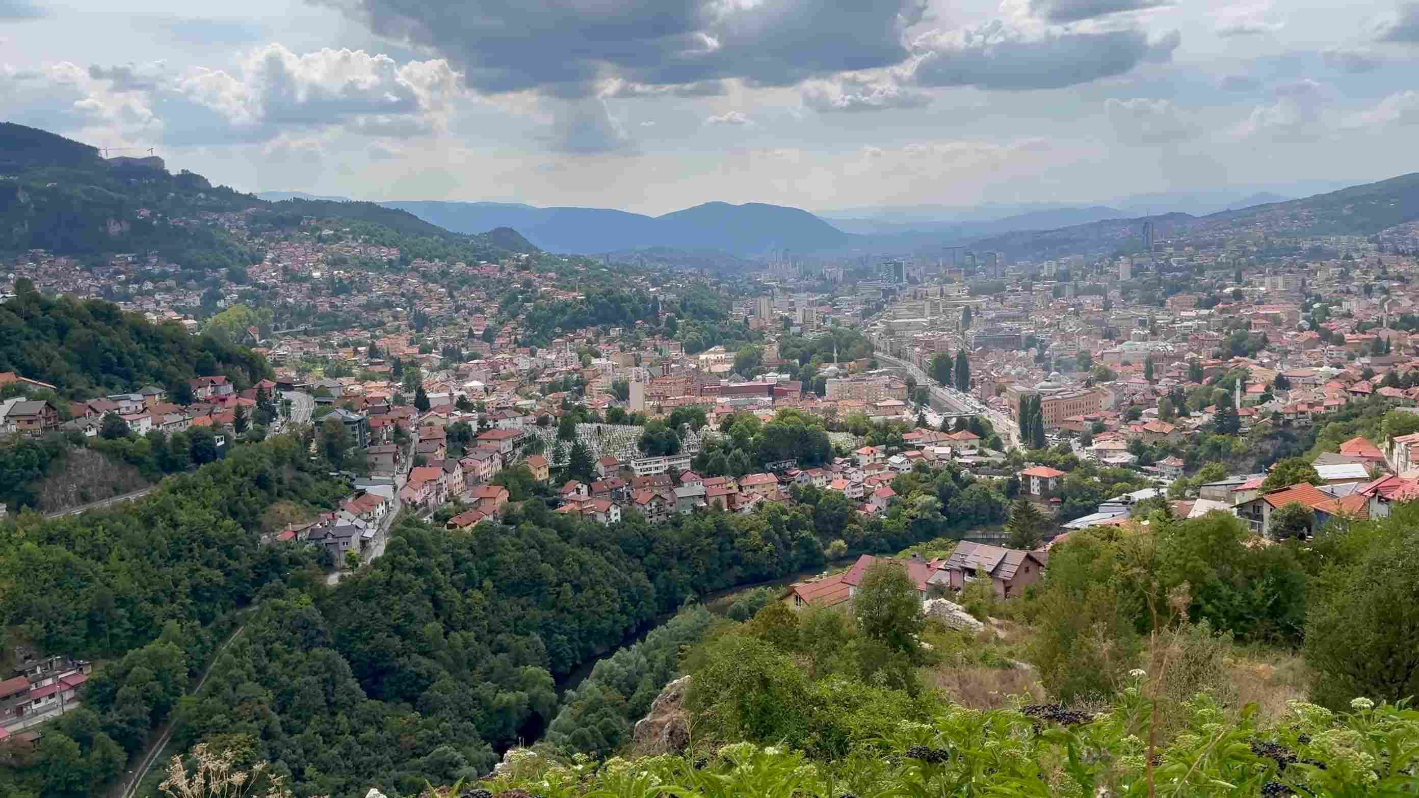 oramski pogled na Sarajevo s okolnih brda.