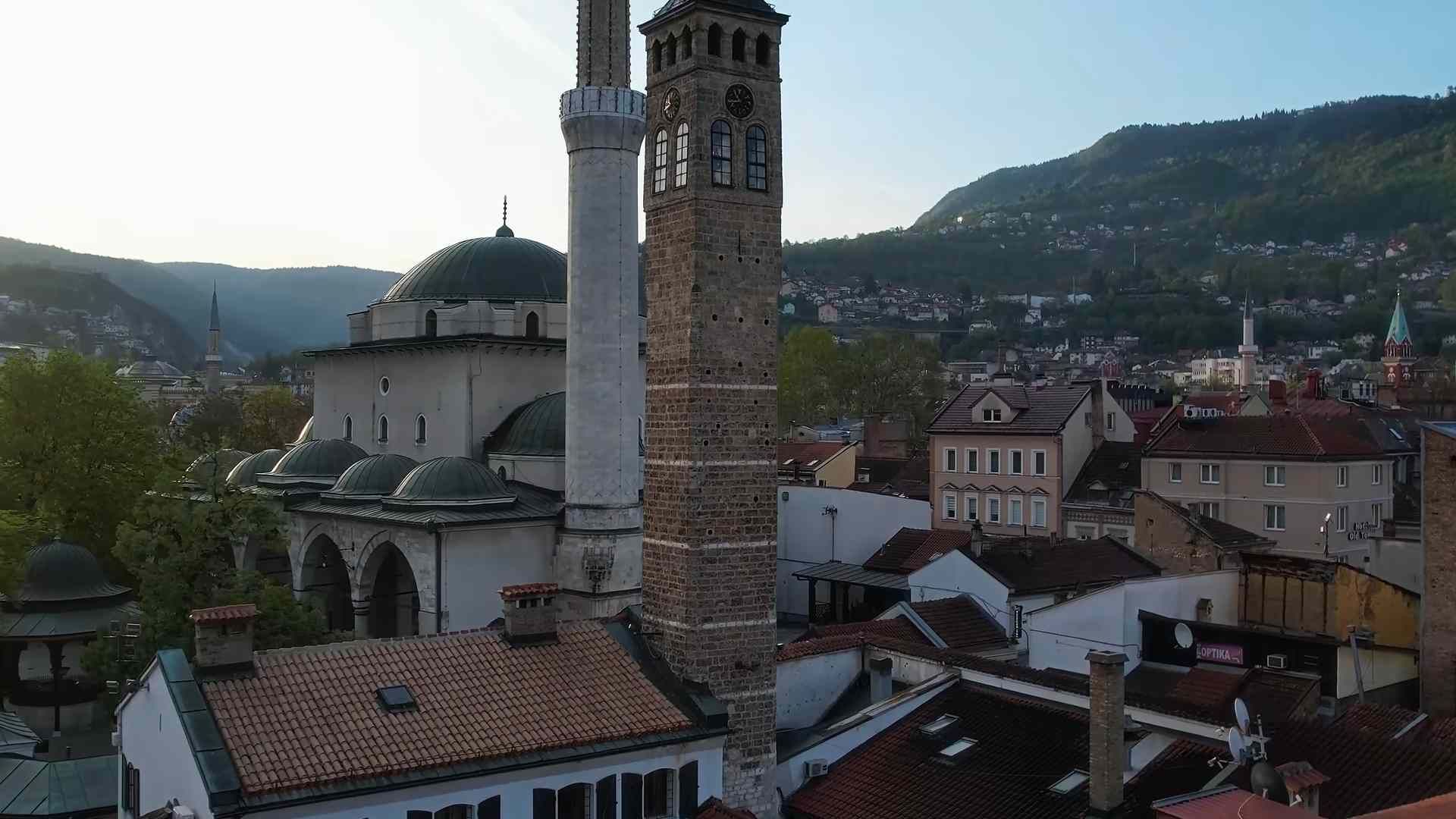 Pogled na sarajevsku Baščaršiju, Begovu džamiju, Sahat-kulu i okolne planine.