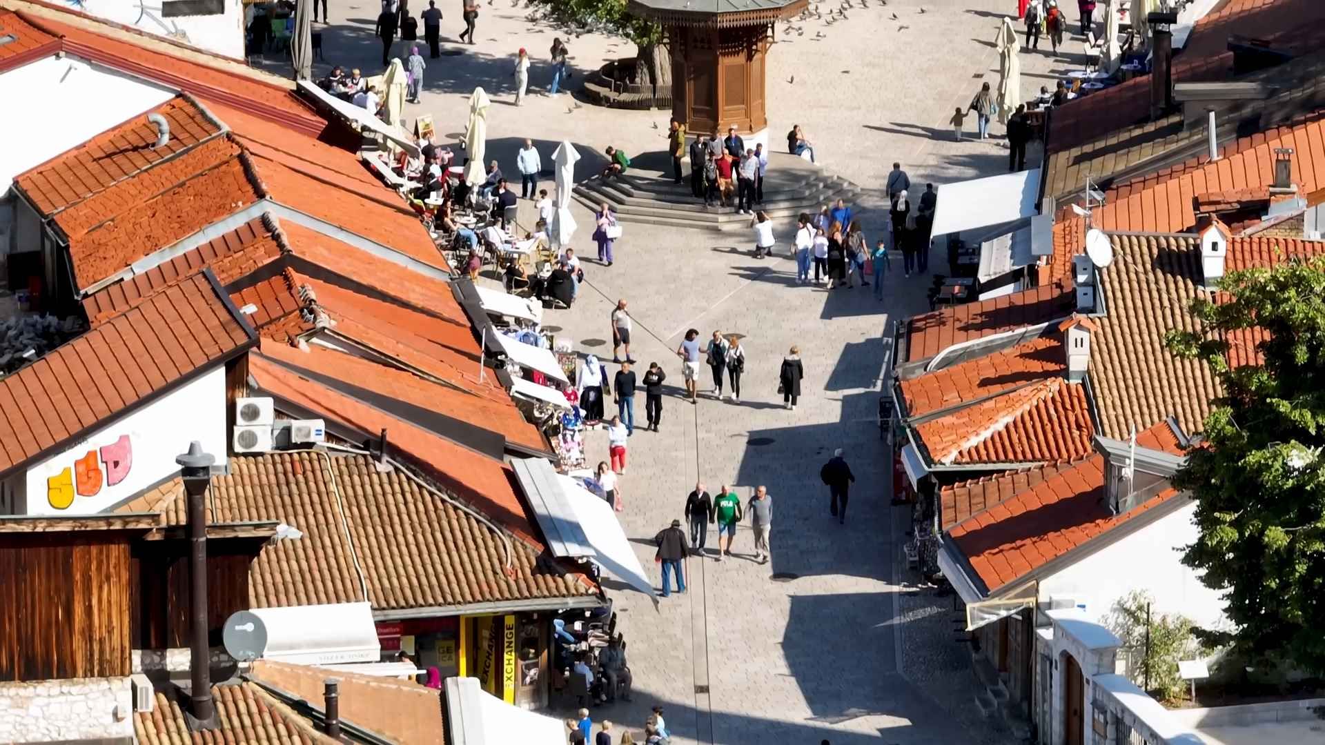 Pogled odozgo na Baščaršiju, Sebilj i posjetitelje u Sarajevu.