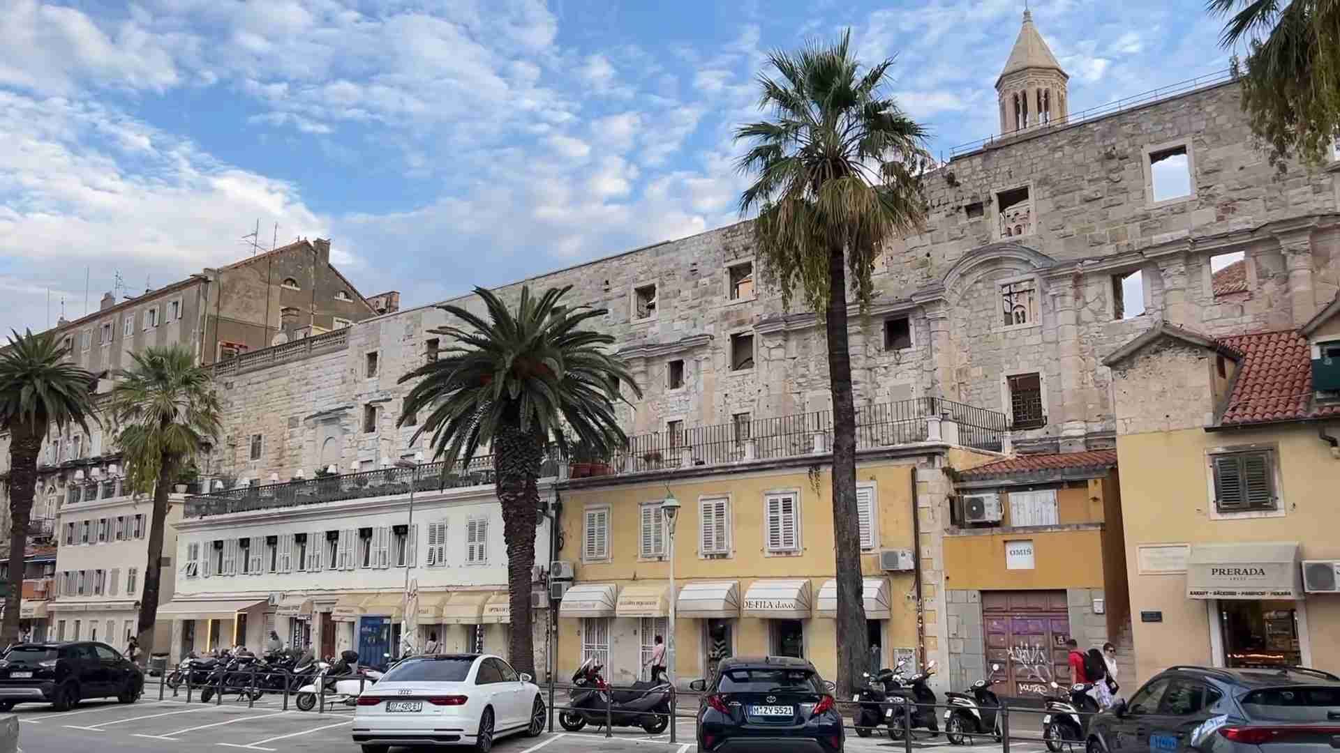 Kamene zgrade Dioklecijanove palače i palme u središtu Splita.