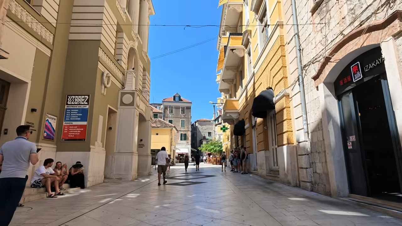 Pješačka ulica u povijesnoj jezgri Splita tijekom sunčanog rujanskog dana.