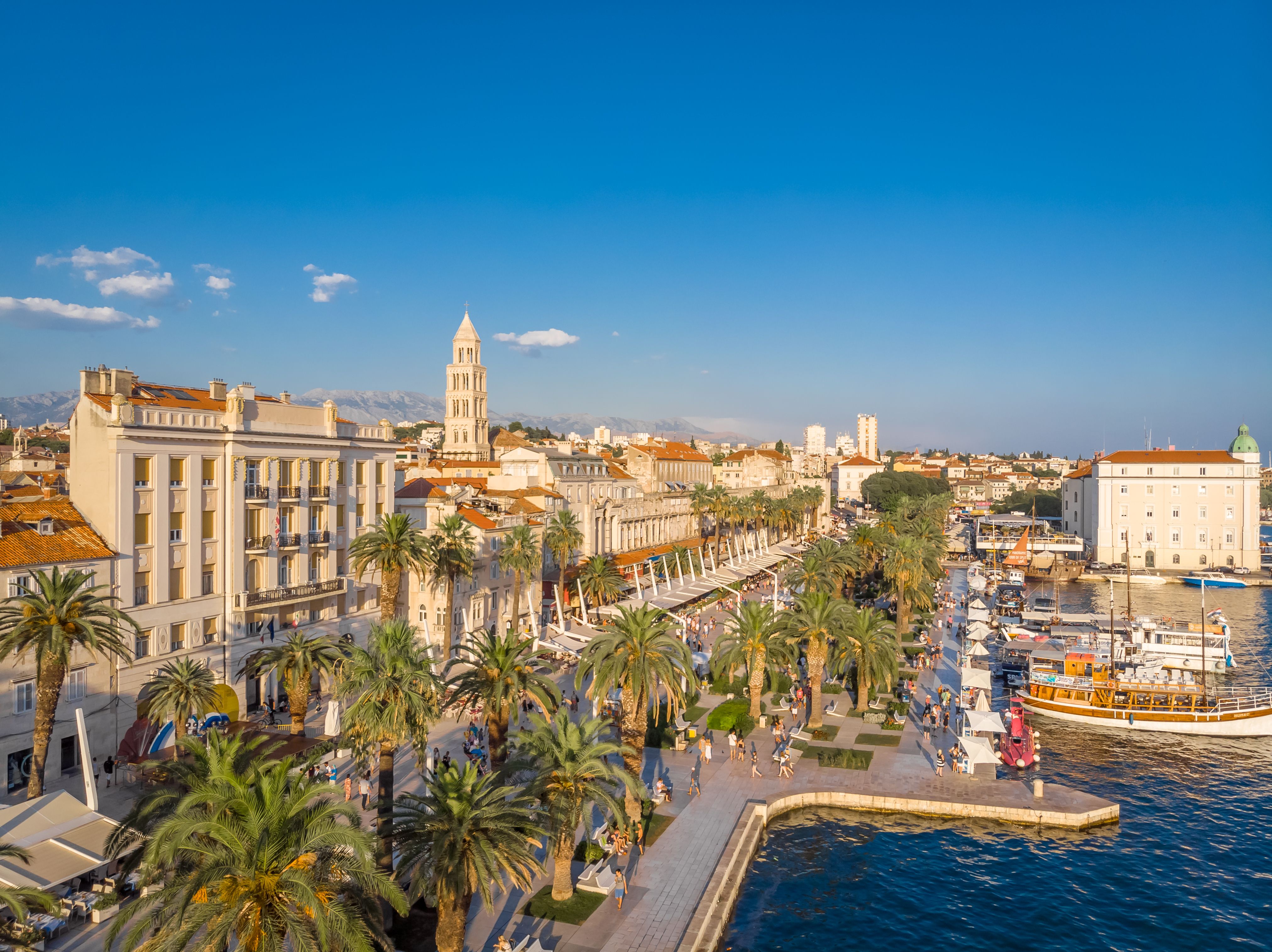 Split je prelep primorski grad u Hrvatskoj, poznat po impresivnoj Dioklecijanovoj palati/shutterstock