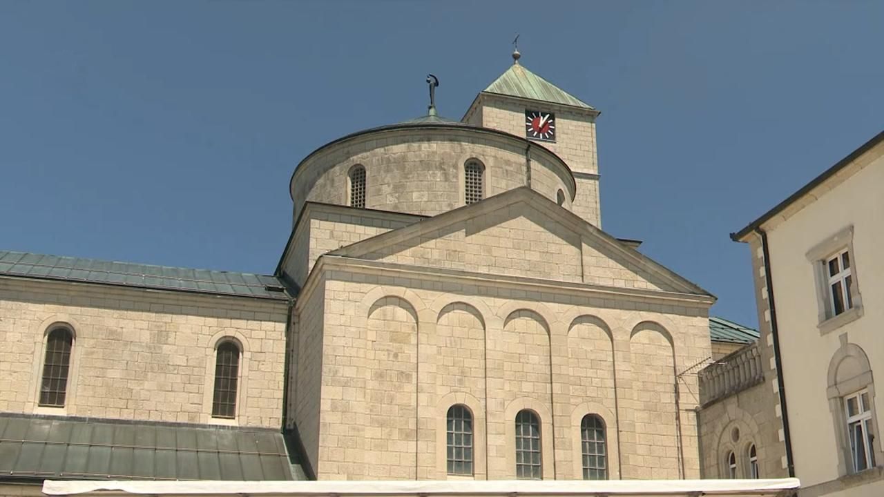 Kameno pročelje spomen-bazilike sv. Nikole Tavelića u Tomislavgradu s kupolom i zvonikom.