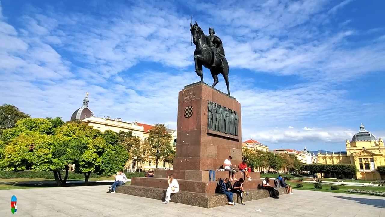Konjanički spomenik kralju Tomislavu na gradskom trgu, okružen zelenilom i povijesnim zgradama.
