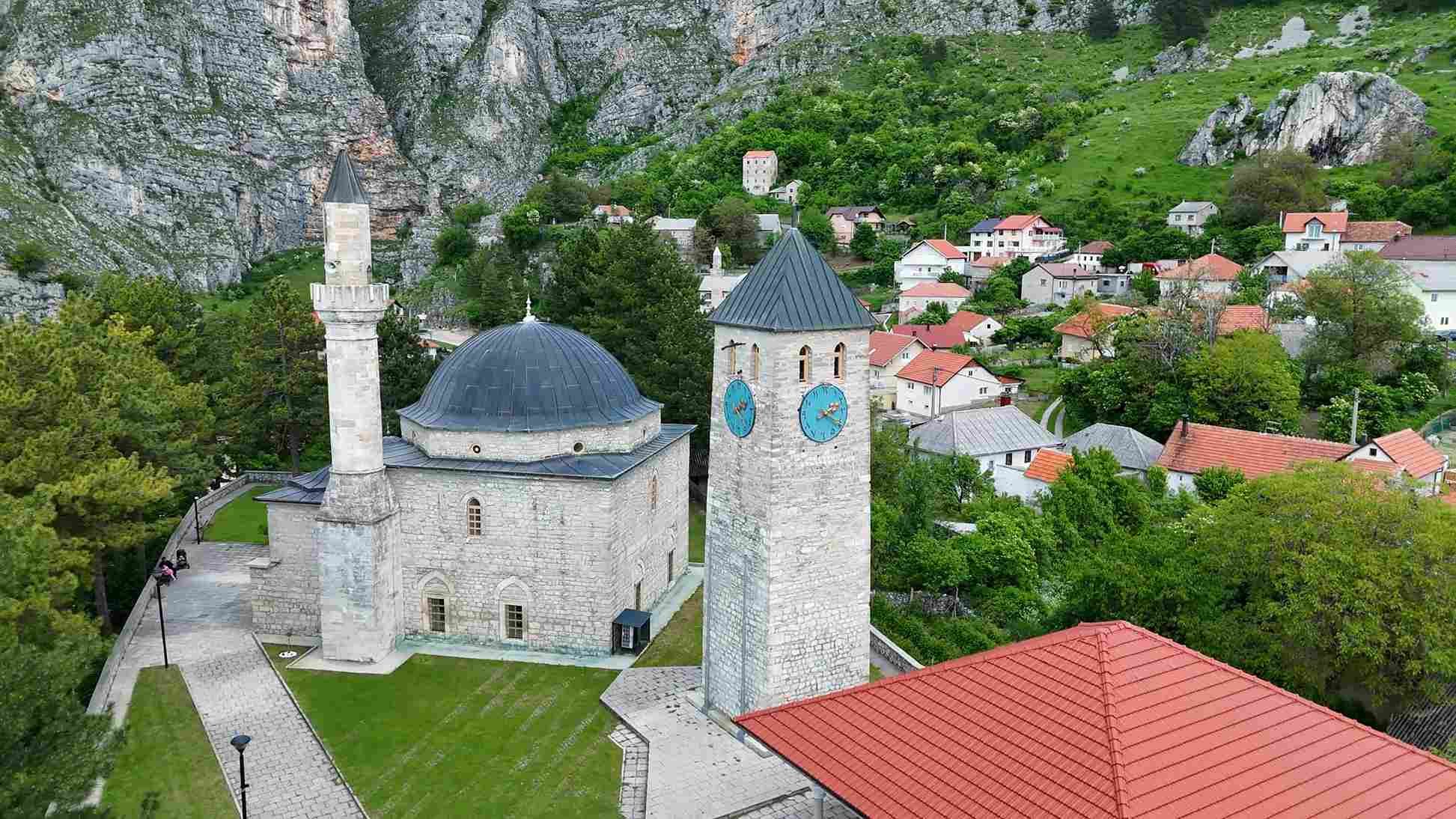 Džamija i kameni toranj sa satovima u starom dijelu Livna.