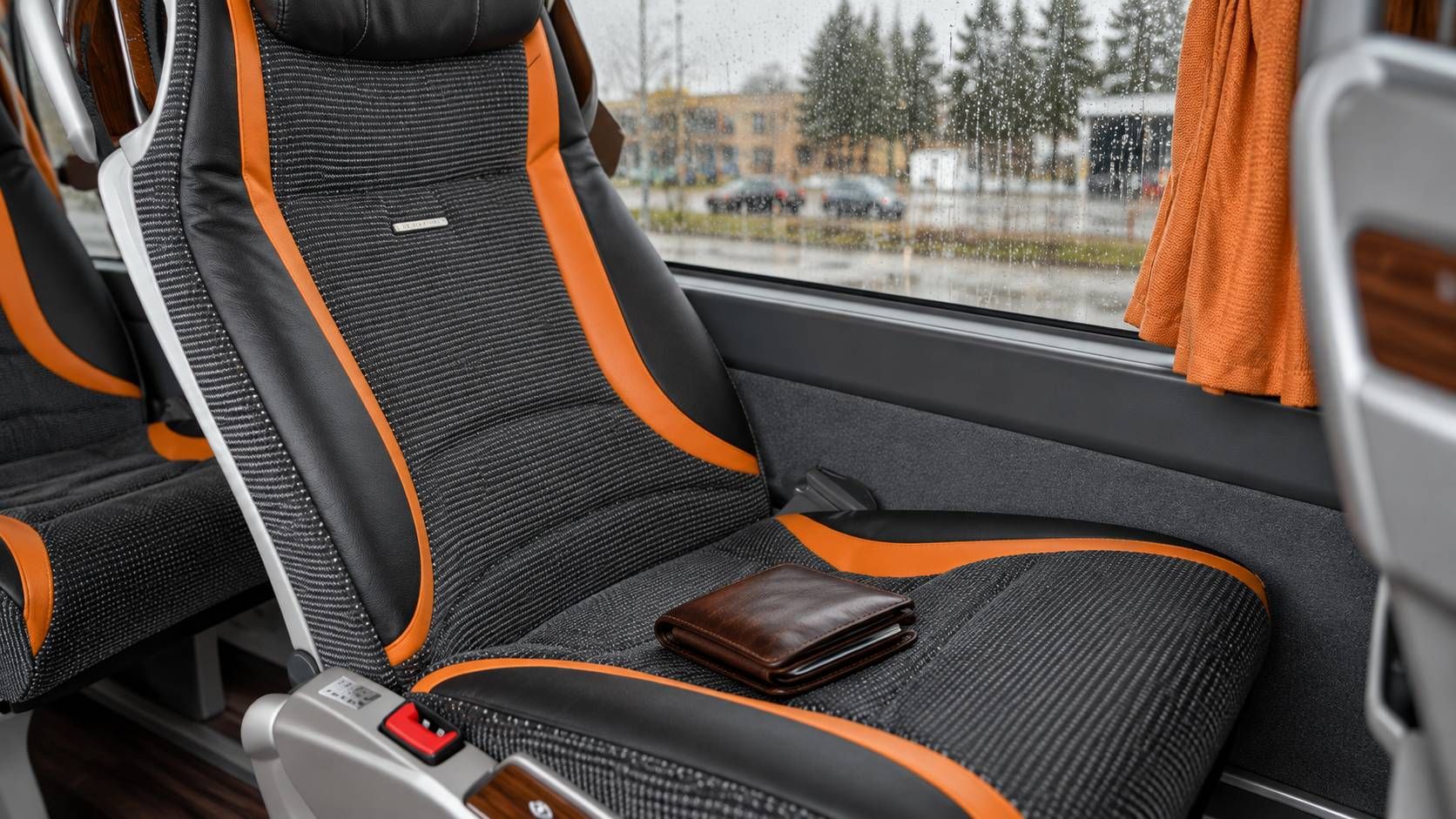 Smeđi kožni novčanik ostavljen na crno-narančastom sjedalu autobusa Livno-Busa.