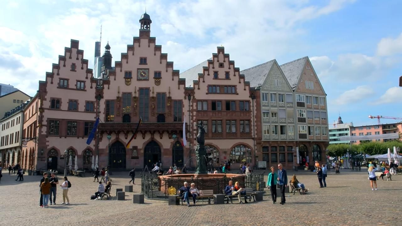 Povijesni trg Römerberg u Frankfurtu s gradskom vijećnicom Römer i Fontanom pravde.