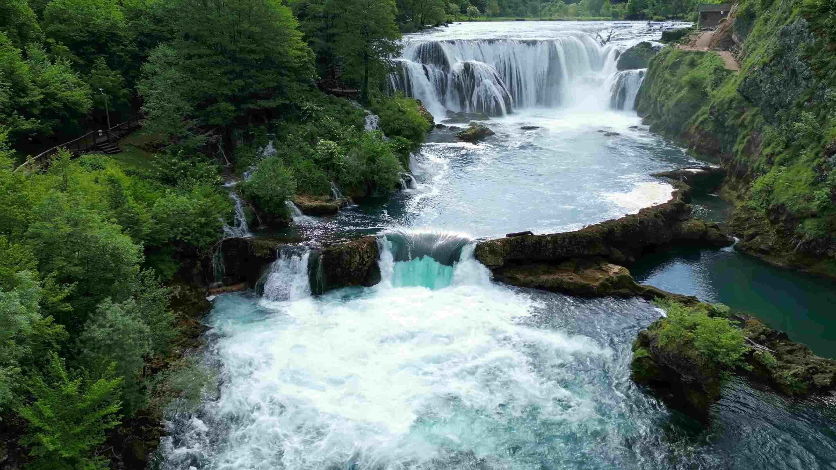 Štrbački buk s velikim slapovima, sedrenim barijerama i zelenilom Nacionalnog parka Una.