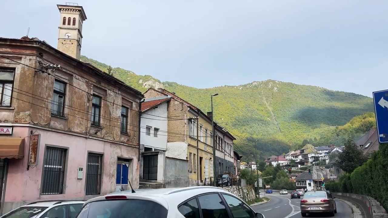 Ulica u Travniku s povijesnim kućama i planinskim obroncima u pozadini
