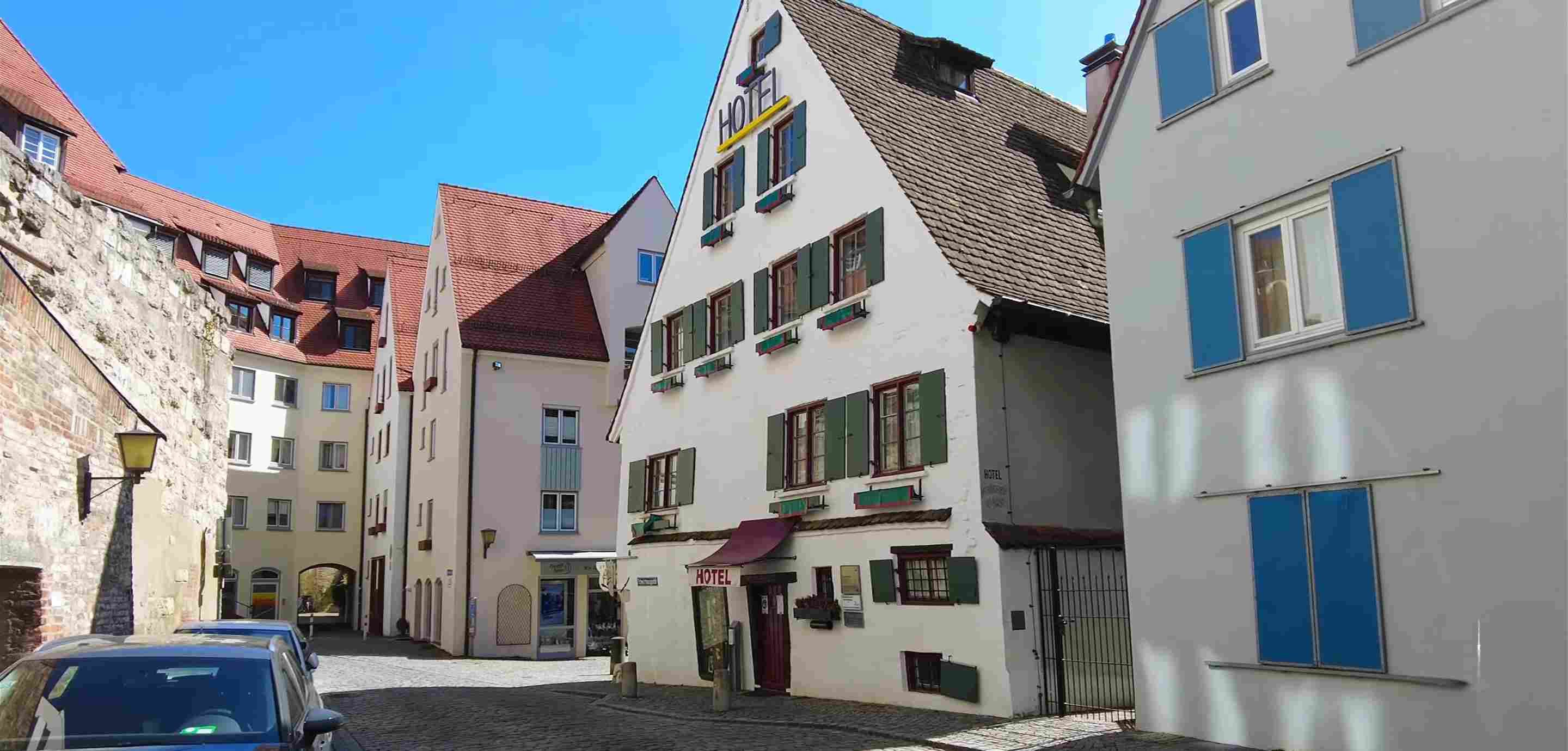 Schiefes Haus, poznata Kriva kuća u povijesnoj četvrti Fischerviertel u Ulmu.