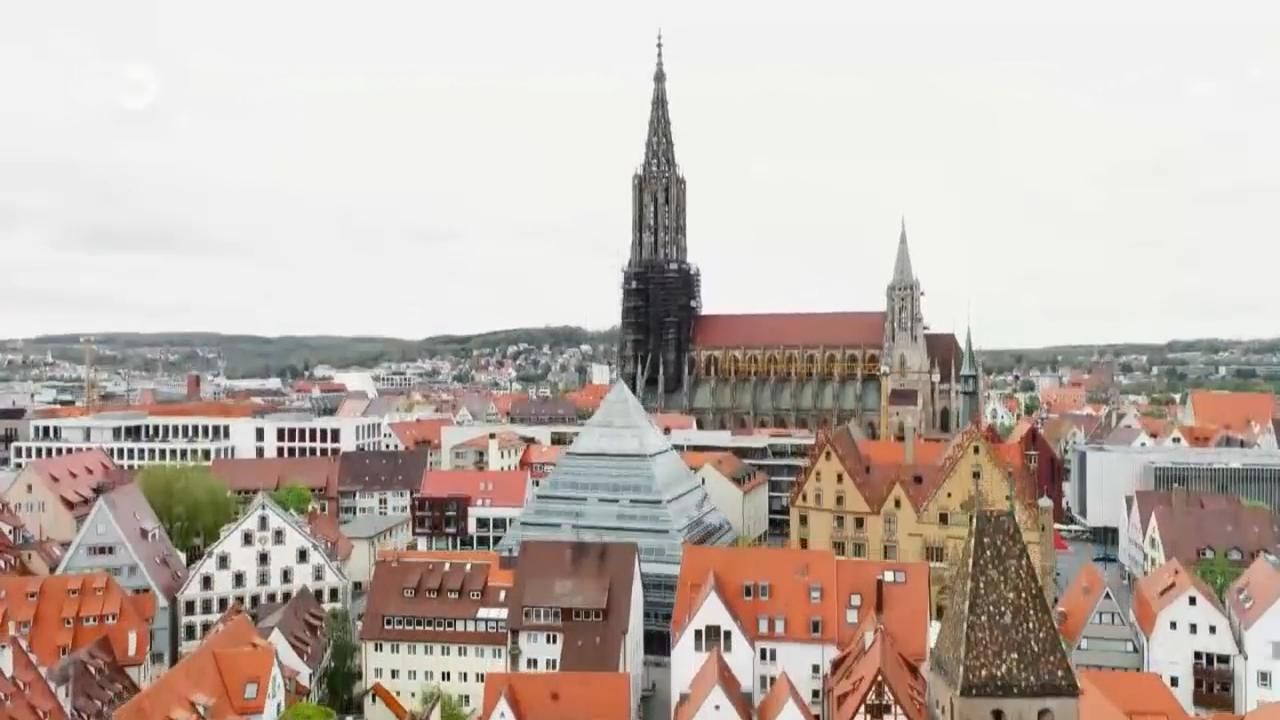 Panoramski pogled na Ulmer Münster i povijesne kuće s crvenim krovovima u središtu Ulma.