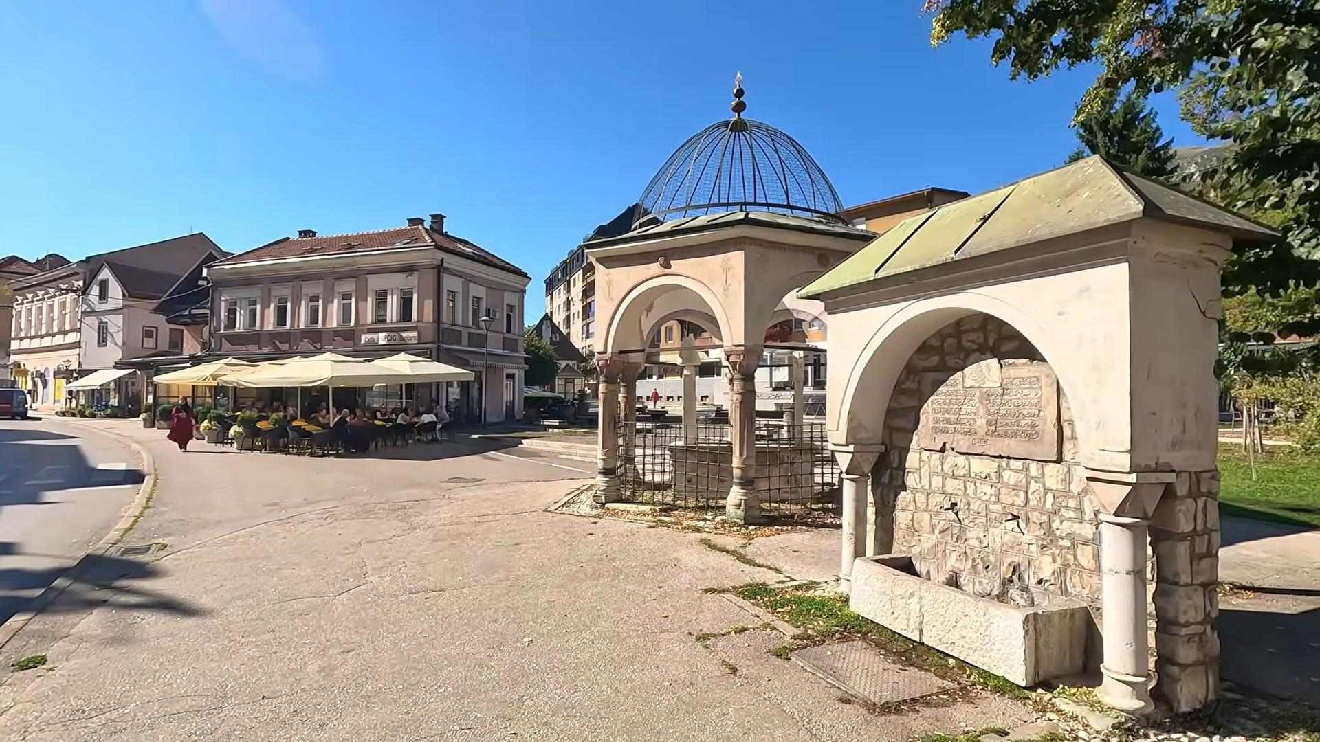Povijesna vezirska turbeta i kamena česma u središtu Travnika.