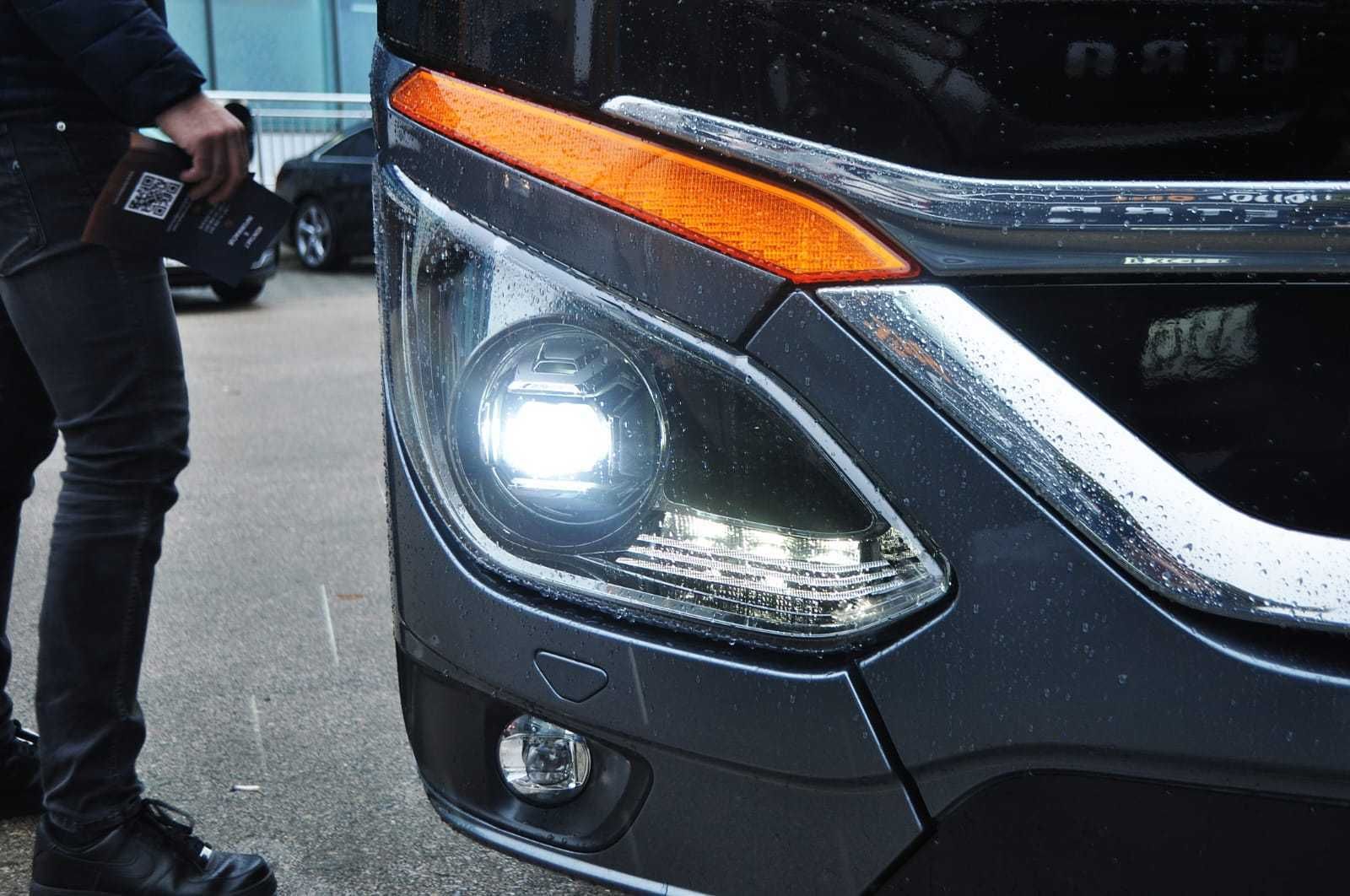 Prednje LED svjetlo autobusa Livno-Bus tijekom ukrcavanja putnika.
